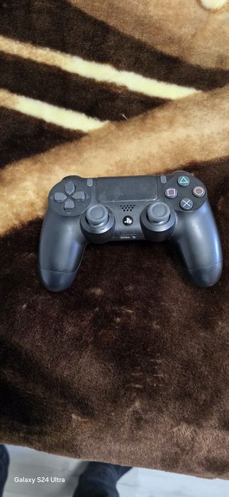 Vand ps4 slim 1TB plus un joc la alegere