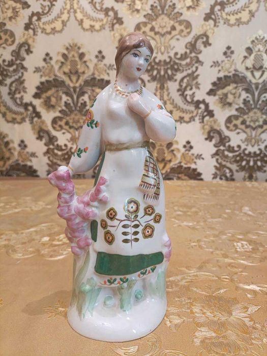 Фарфоровая статуэтка "Цветёт терен"