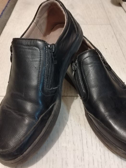 Туфли детские 37 размера и бутсы 42 размера.