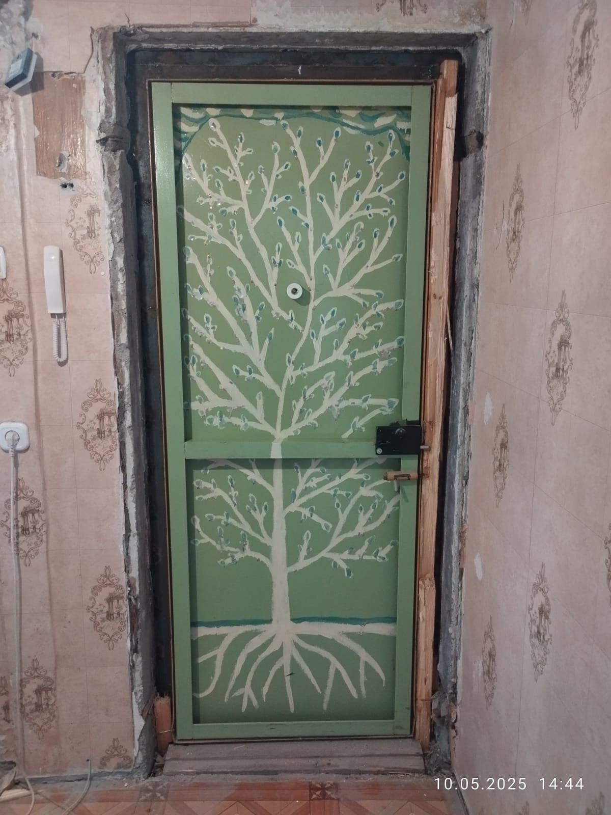 Продам металлическую дверь 197x77