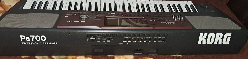 Vând Korg PA700 NOU.