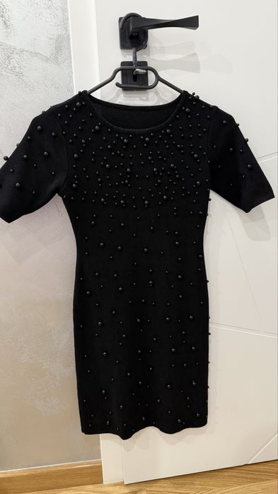 Къса, черна рокля