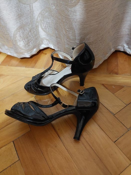 Vând sandale cu toc mărimea 38.