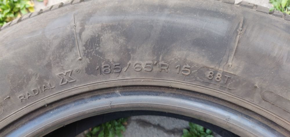 Patru pneuri de diferite dimensiuni, vară și iarnă.