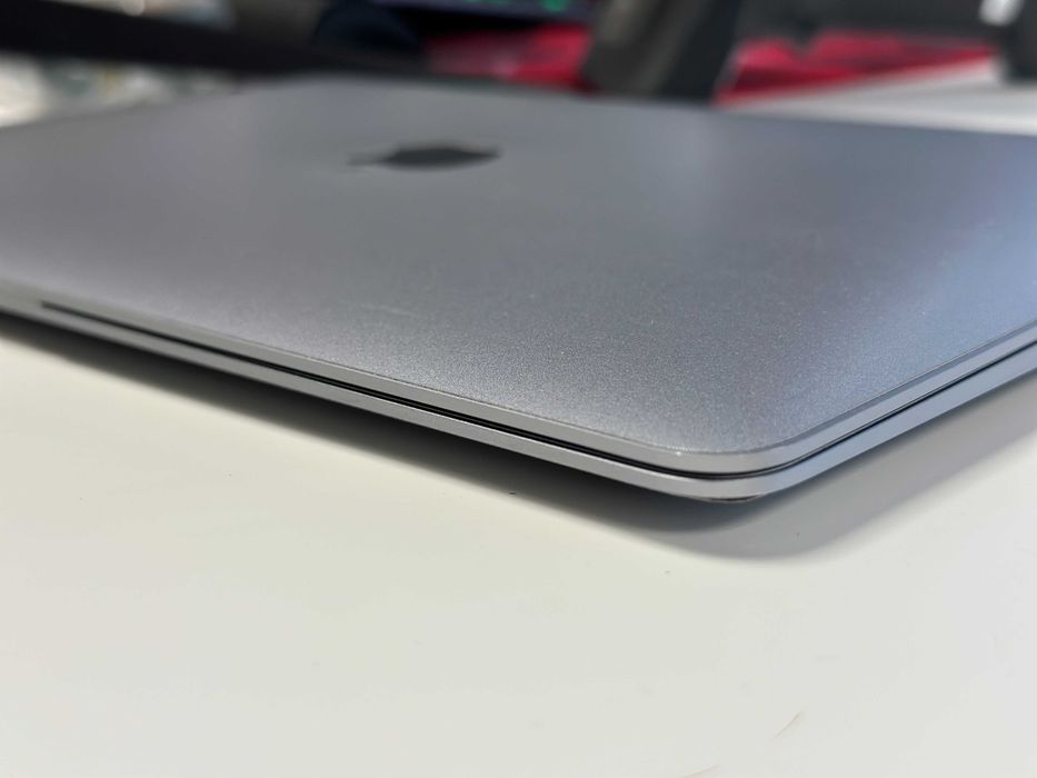 Продавам Apple MacBook Air 2020 M1 8GB RAM 256GB SSD