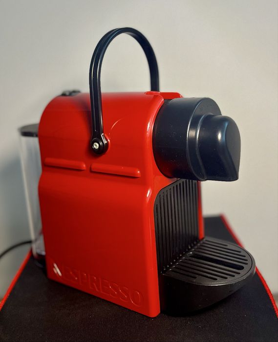 Кафемашина Nespresso Inissia (червена)