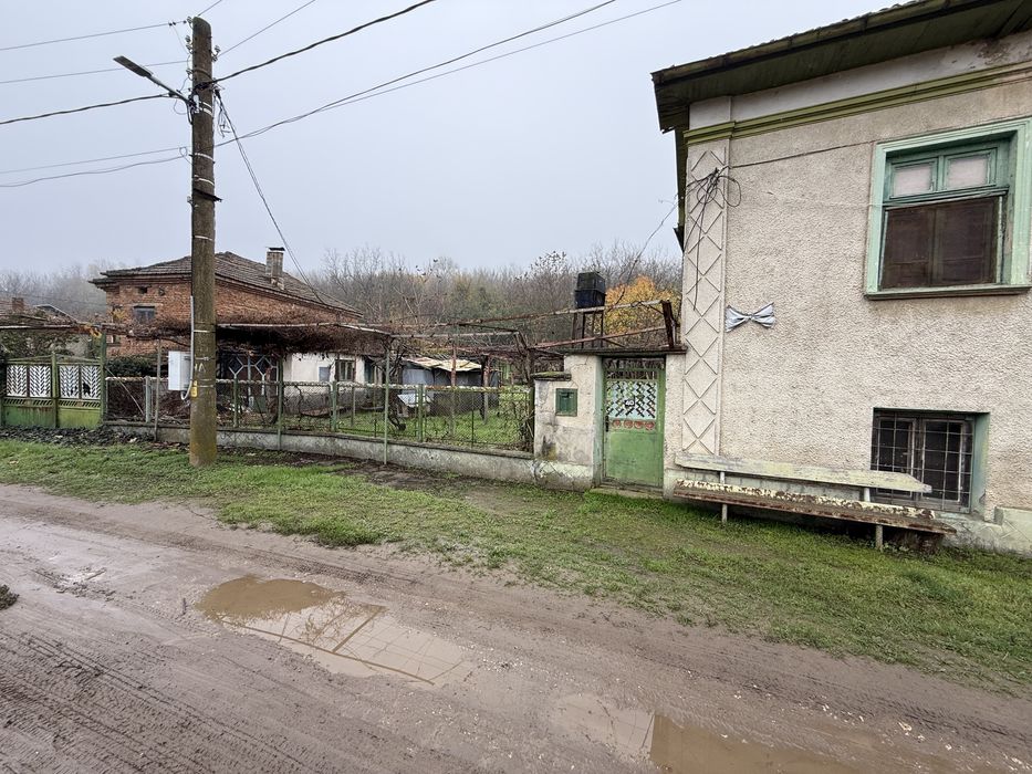 Къща с гараж равен и голям Двор!