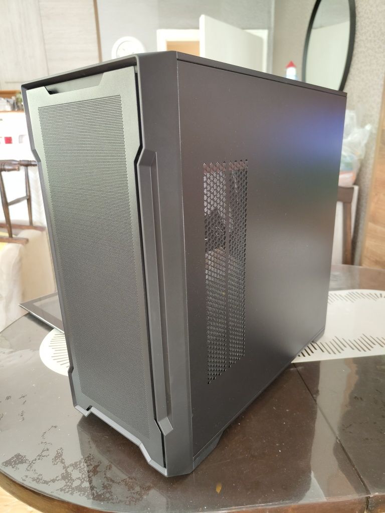 Gigabyte C102 GLASS кутия