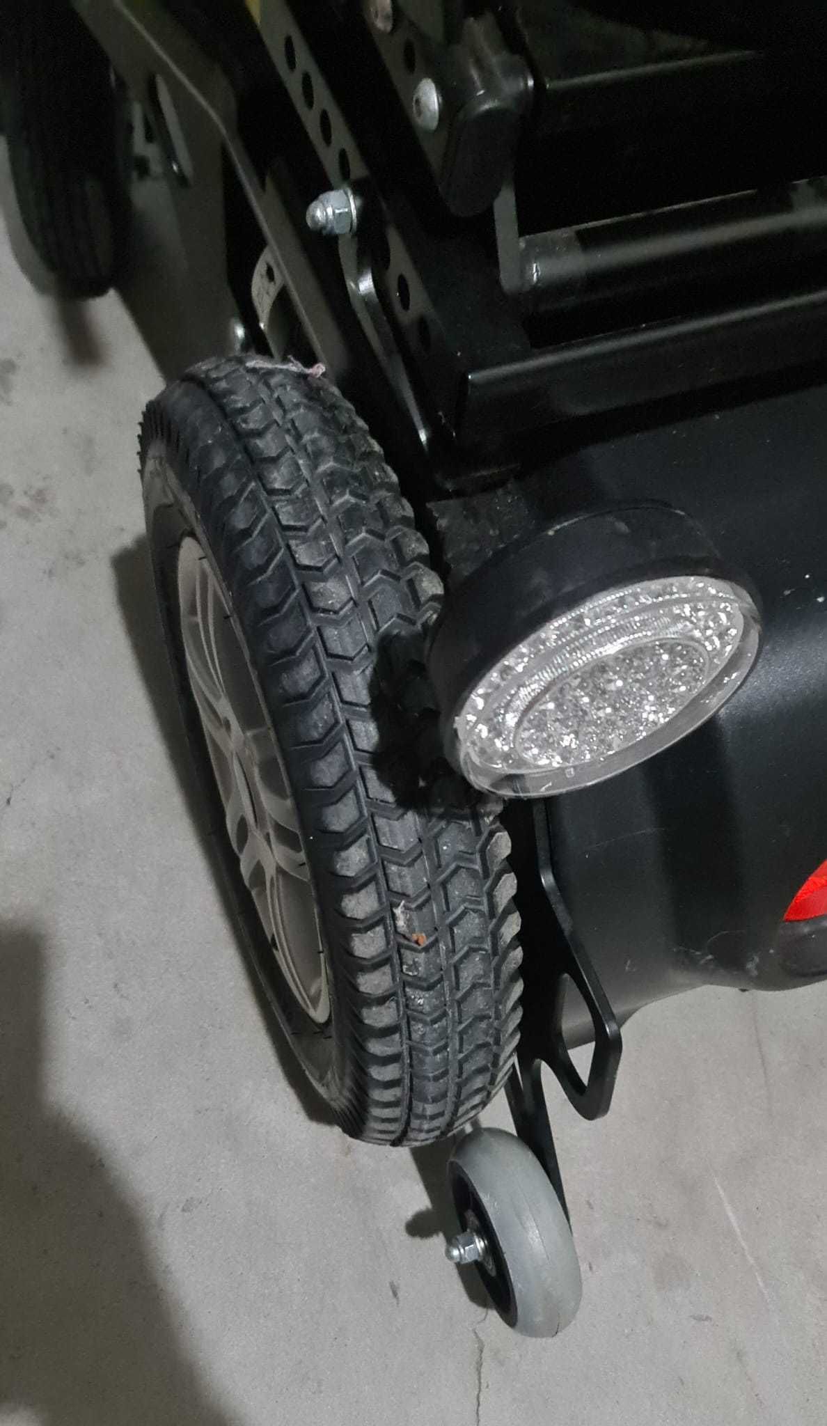 Carucior electric pt disabili batrani cu lumini si basculare 3750lei