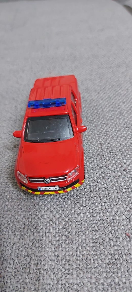 Vînd machetă VOLKSWAGEN Amarok din metal de colecție scara 1 /43