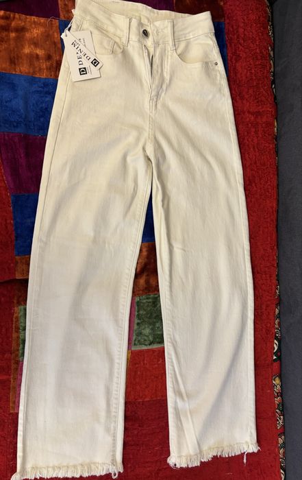 Светлые бежевые джинсы denim