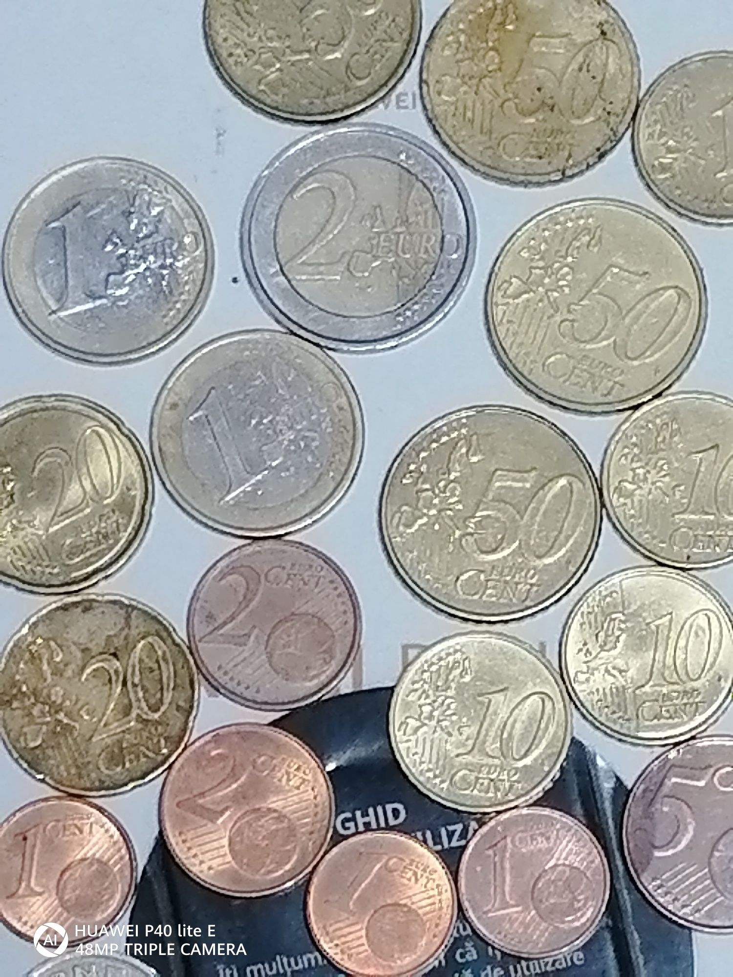 Monede euro și un bănuț de 5 românesc
