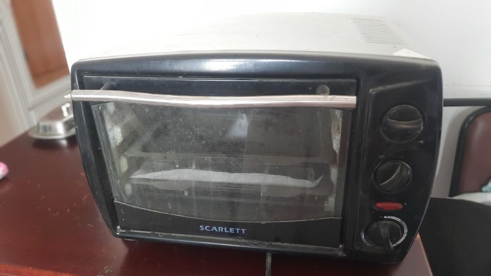 Духовка: красная большая размер 60×40, цена 13.000₸. Маленькая 10.000₸