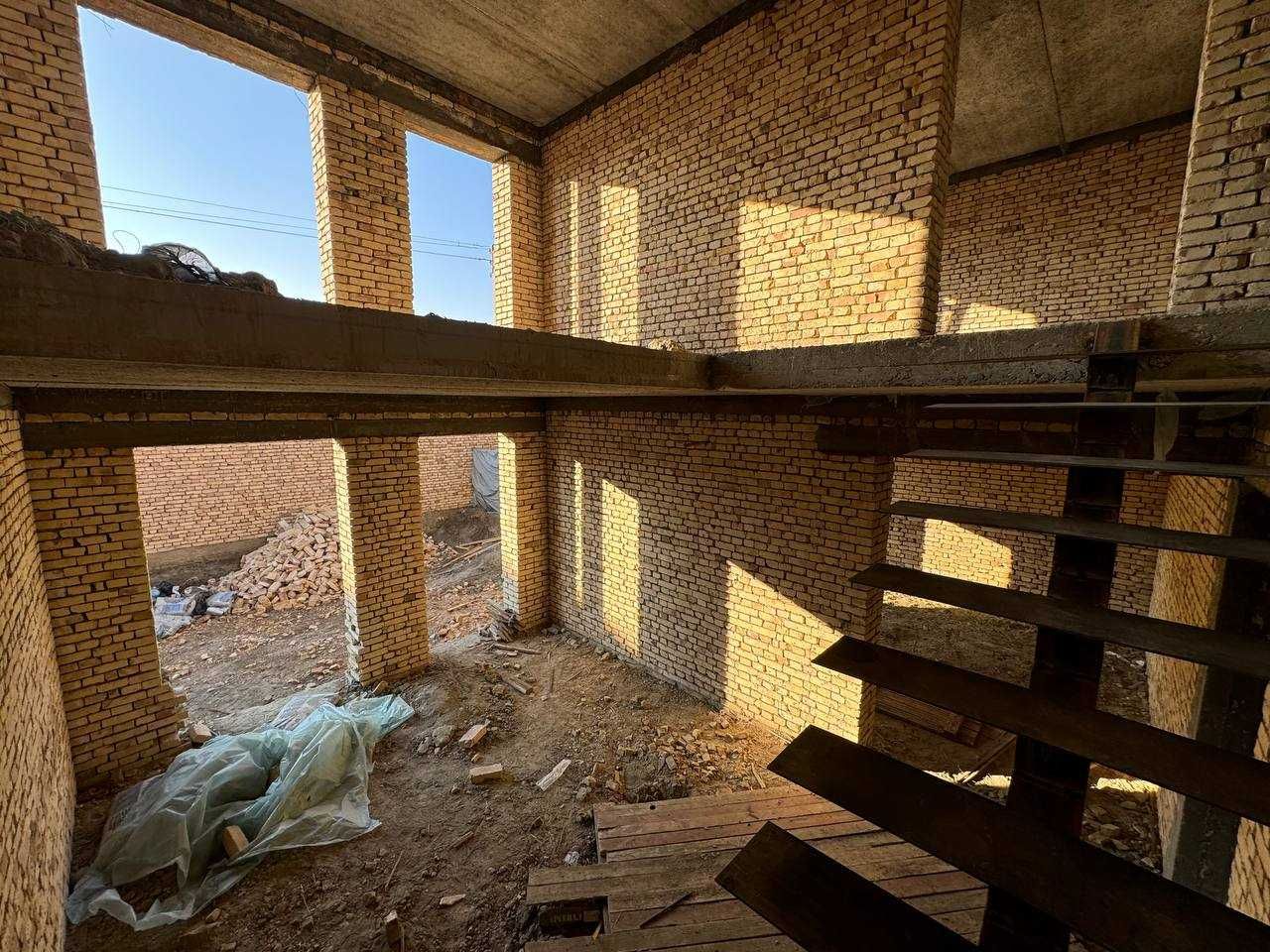 2.1 sotiqli 2 qavatli hovli sotiladi.