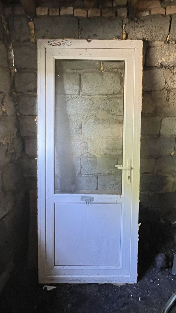 Продам пластиковую дверь с рамой  216х90