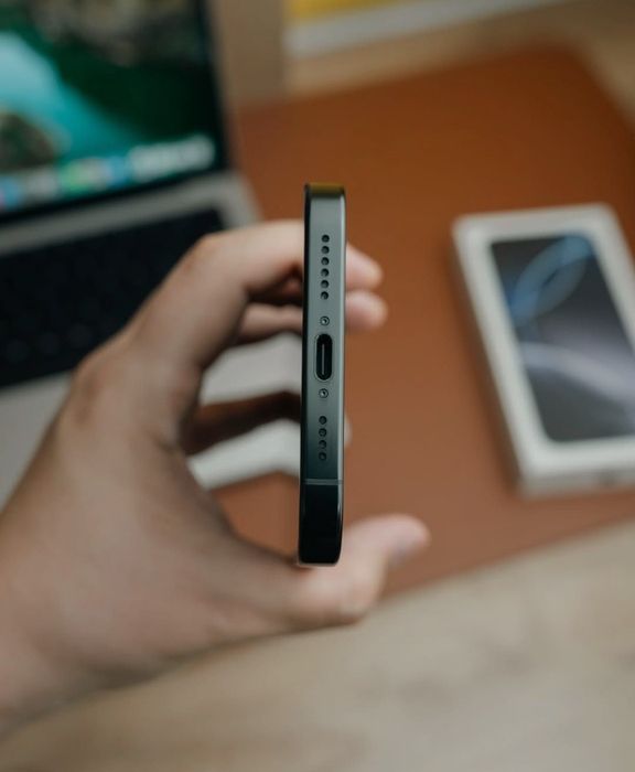 iPhone 16 Pro Max qora titanium
- Xotira: 256 GB
- Hudud: LL/A
- Batar