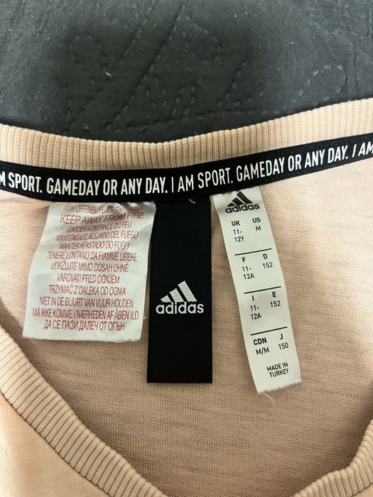 Тениска adidas, размер М, но отгаваря на С