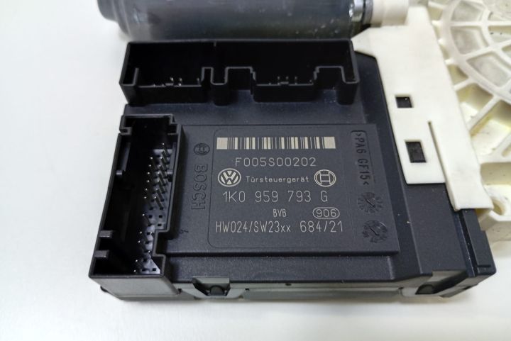 Motoras macara  dreapta fata   1K0959793G Volkswagen VW Jetta a 5-a g