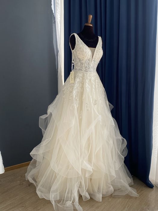 Kiyilgan va yangi kelin koylaklar sotuvda