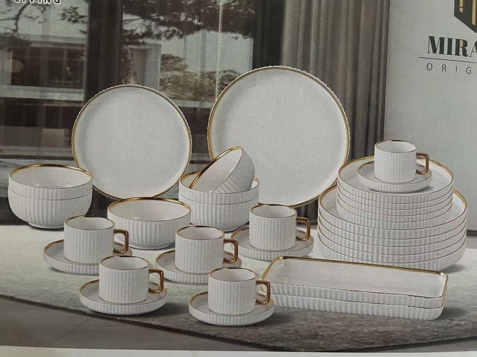 Набор фарфоровой посуды.  Завтрак набор.