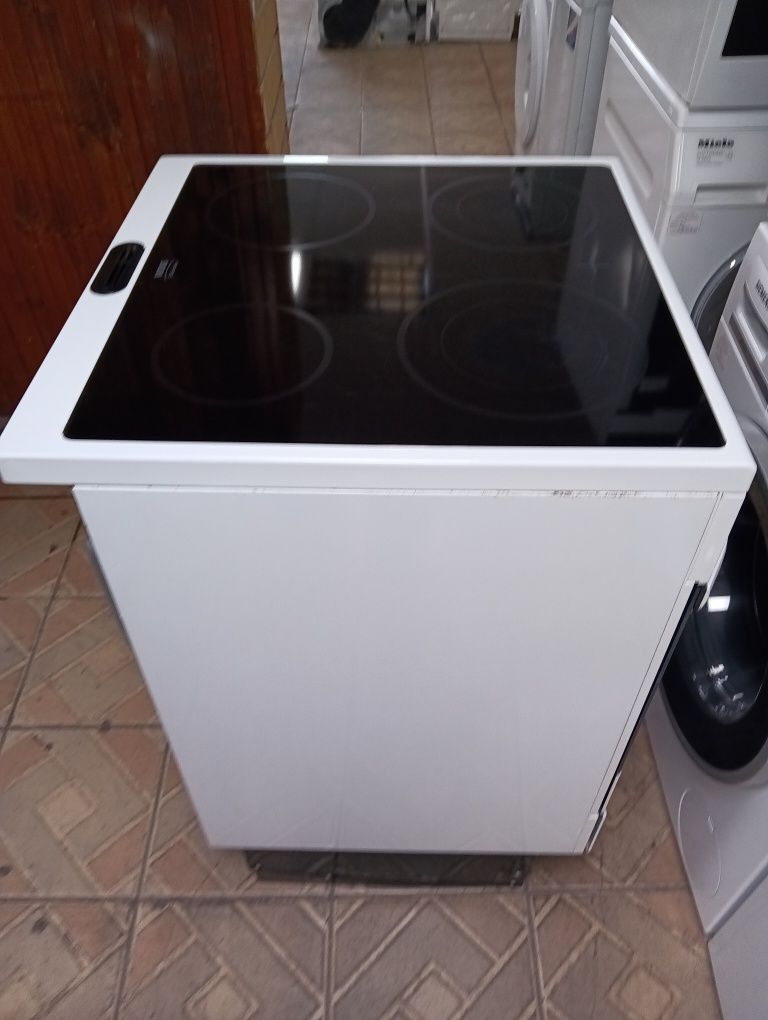 Свободно стояща печка с керамичен VOSS Electrolux с 2 години Гаранция!