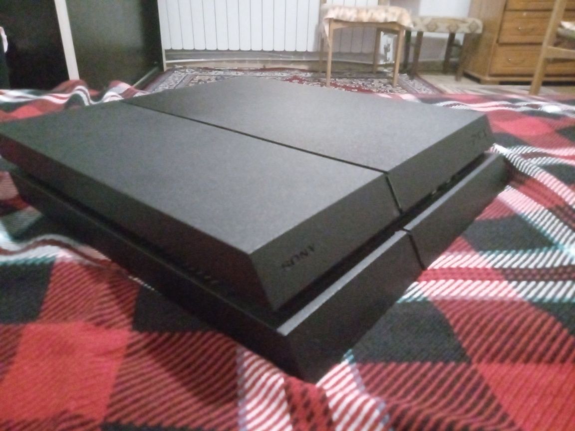 Playstation 4 с два джойстика и две игри