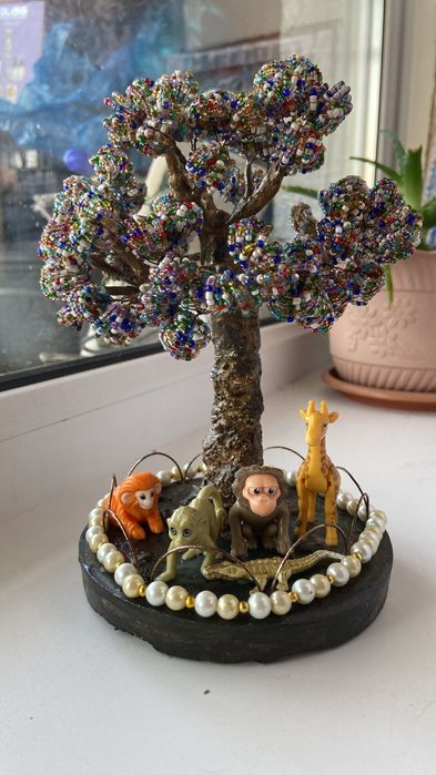 Деревья из бисера ручной работы.