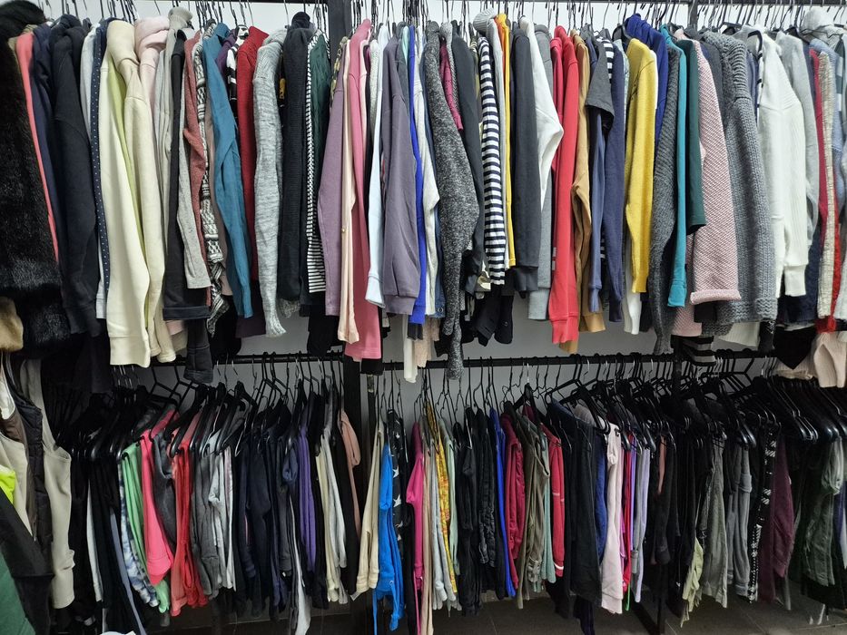 Vand magazin de haine si incaltaminte second hand