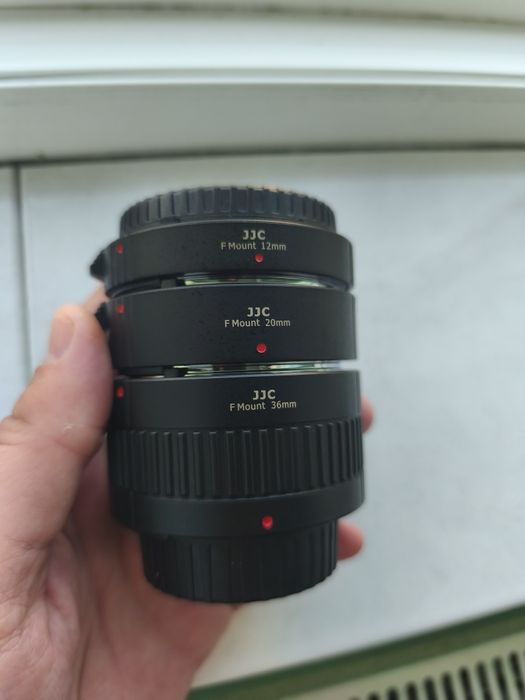 Vând nikon D5600 folosit puțin că nou plus obiective și accesorii
