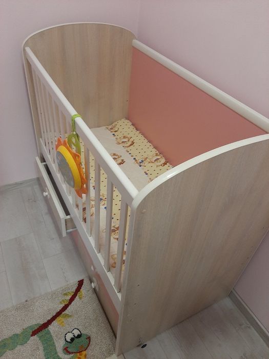 Детско креватче розово