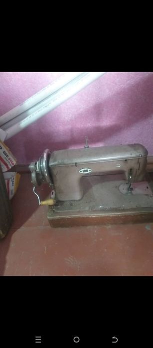 Shu tikuv mashinasi sotiladi