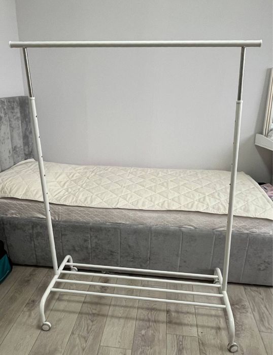 продам вешалку. ikea