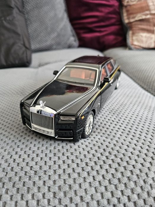 Macheta metalica rolls royce phantom scara 1:18 noua