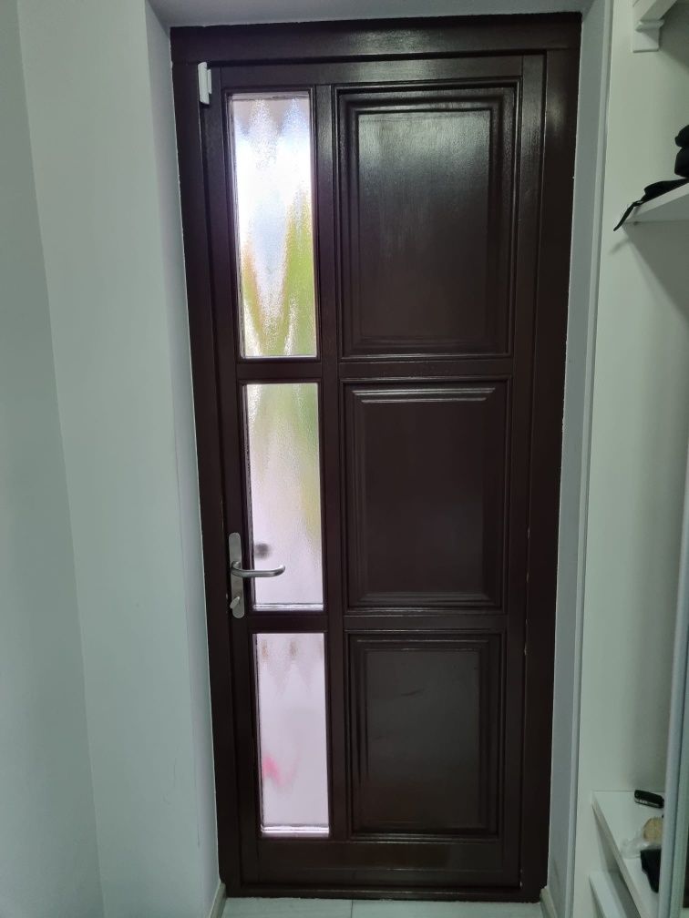 Ușa termopan din lemn