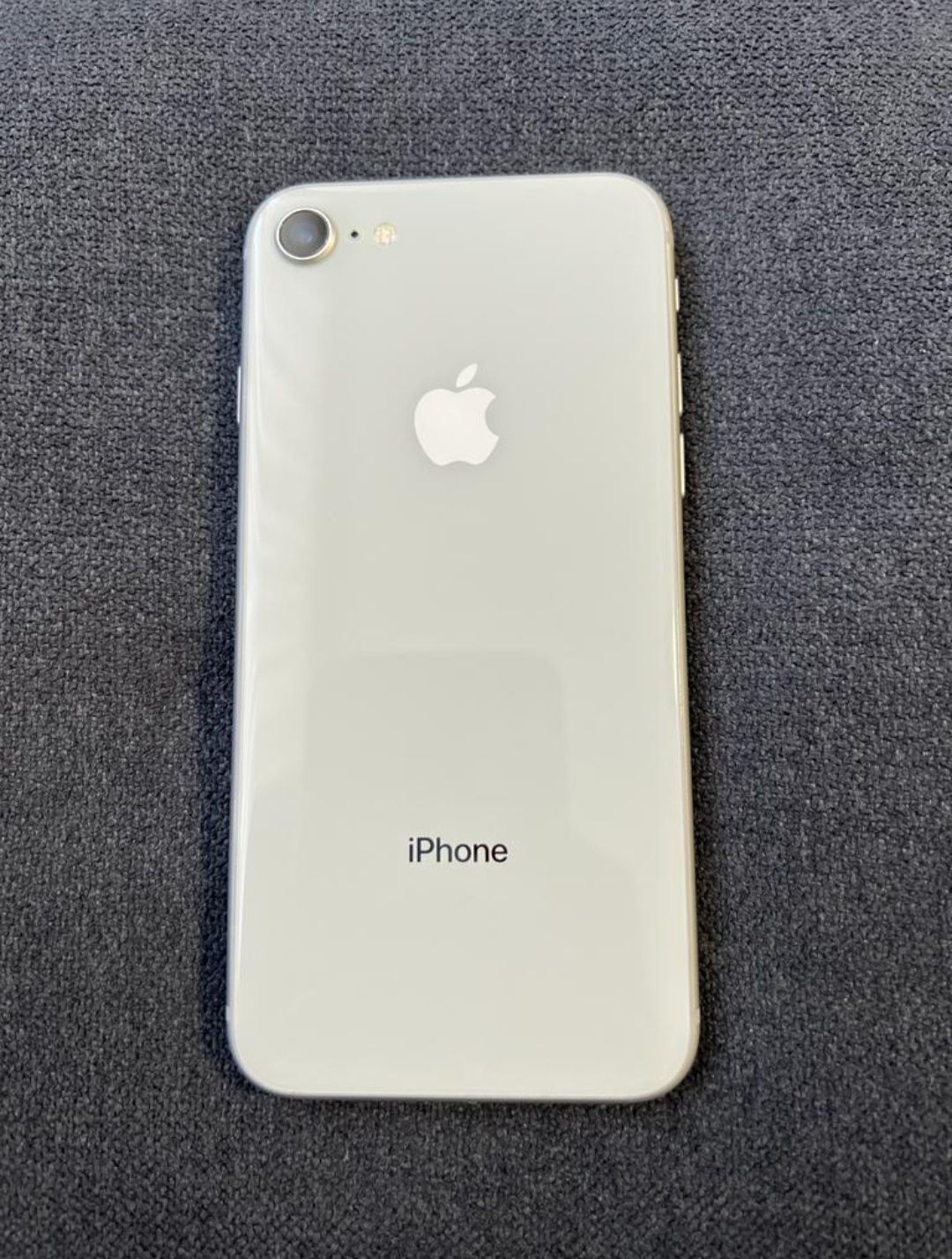 Продам Iphone 8 64 gb silver.