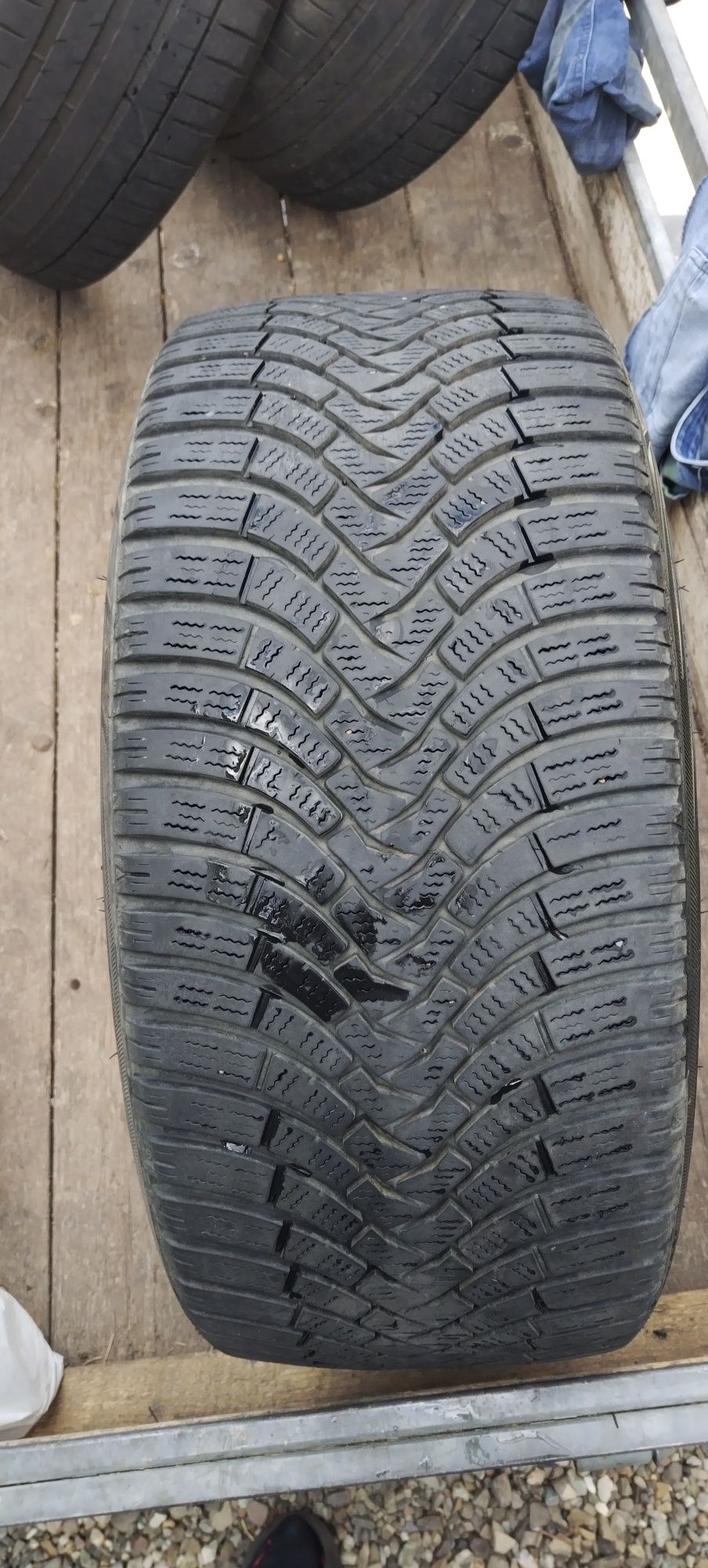 Vând anvelope 255/35 R20