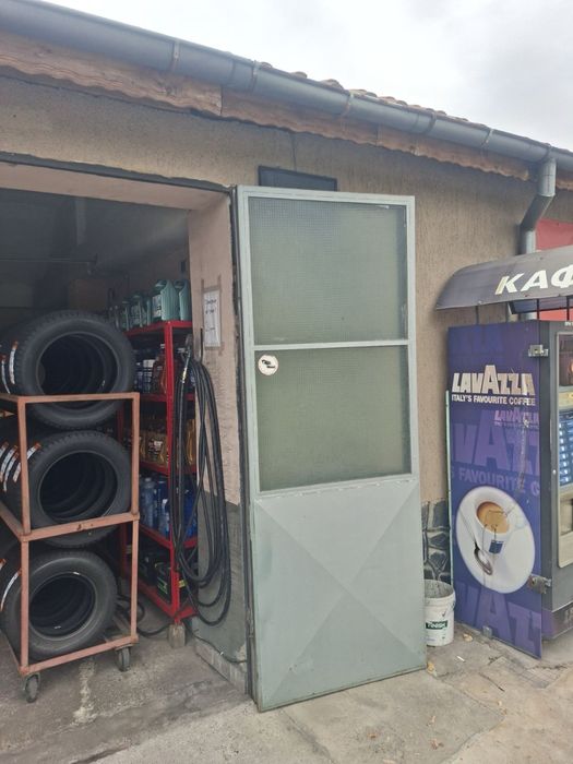 Гаражни врати на 3 части сгаваеми на страни