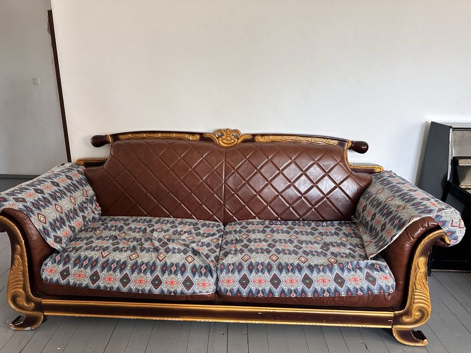 Диван с креслами из натуральной кожи итальянского производства.