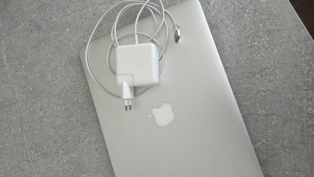 MacBook Air (2014) în stare acceptabilă + încărcător original