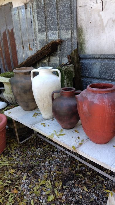 Делви кашпи за градина