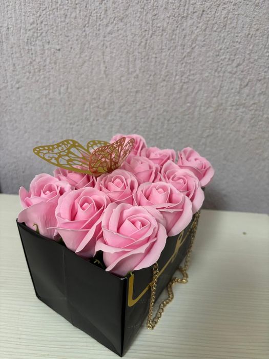 Aranjament Floral 12 trandafiri roz din sapun