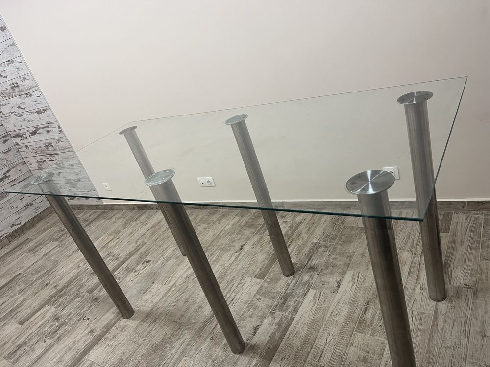 Стъклена голяма маса