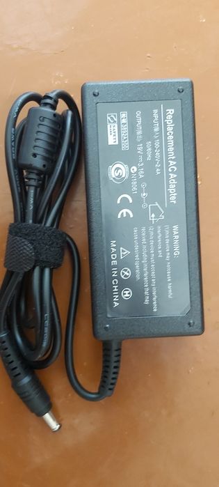 Оригинальное зарядное устройство для ноутбук Самсунг.