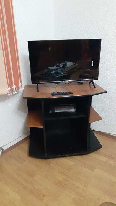 comoda TV maro cu negru 80 x 56
