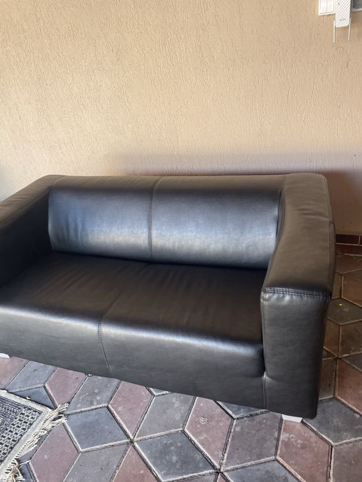 Canapea piele negra de 2 pesoane