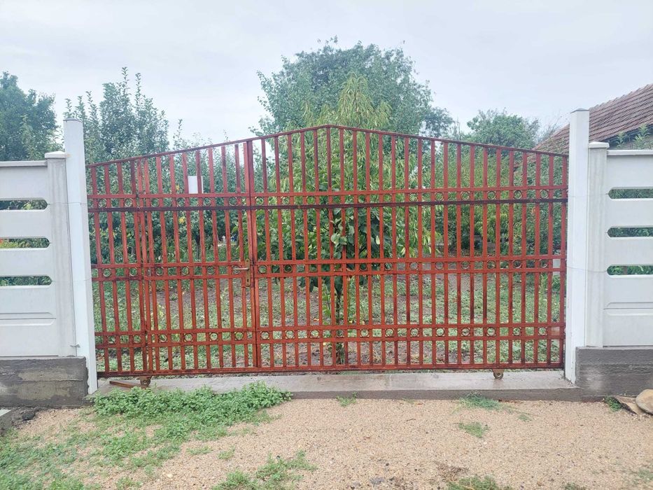 Poarta din teava rectangulara 4.20 m cu usa acces pietonal inclusa.