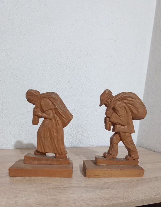 Няколко дървени фигури..