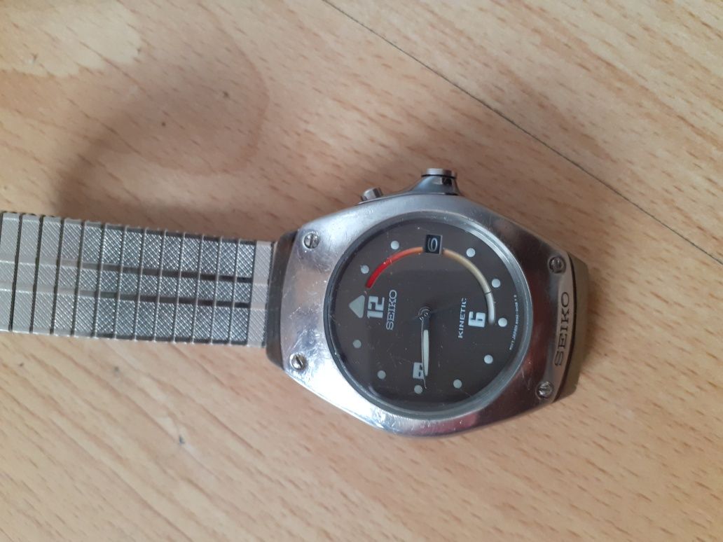 Ptr.cei interesați,vând ceas kinetic marca Seiko (original)prov.Uk