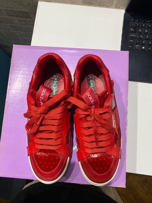 Sneakers roșii, inspirați de Dolce & Gabbana