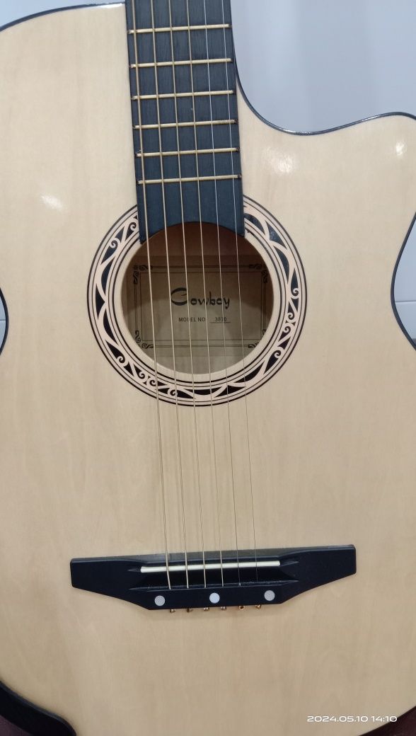 Продается акустическая гитара с анкером.